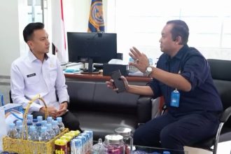 Kepala Kantor Imigrasi Kelas I TPI Kendari, Muhammad Novrian Jaya bersama Denny Ariyanto.