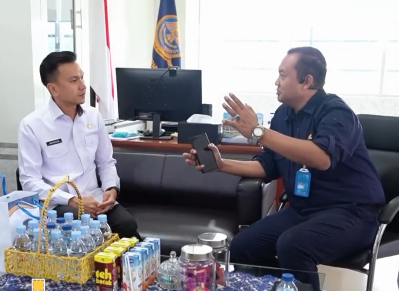 Kepala Kantor Imigrasi Kelas I TPI Kendari, Muhammad Novrian Jaya bersama Denny Ariyanto.