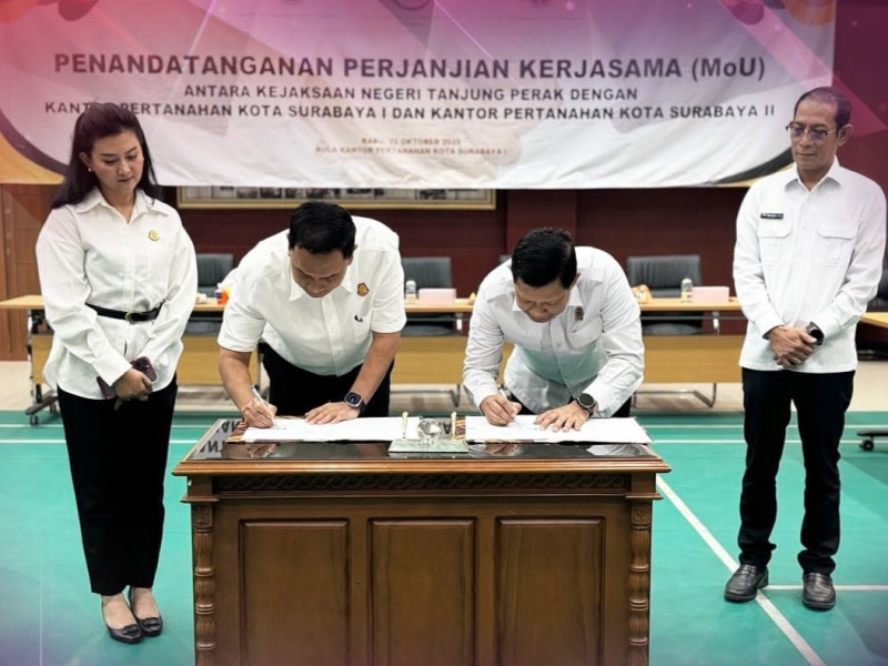 Kepala Kantor Pertanahan Kota Surabaya II, Wida Rihardyan Adjie, menandatangani PKS bersama Kajari Tanjung Perak Ricky Setiawan Anas di Aula Kantor Pertanahan Kota Surabaya I.