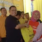 Wakil Ketua Umum DPP Partai Golkar, Adies Kadir memberikan bingkisan kepada warga Sidoarjo.