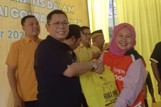 Wakil Ketua Umum DPP Partai Golkar, Adies Kadir memberikan bingkisan kepada warga Sidoarjo.