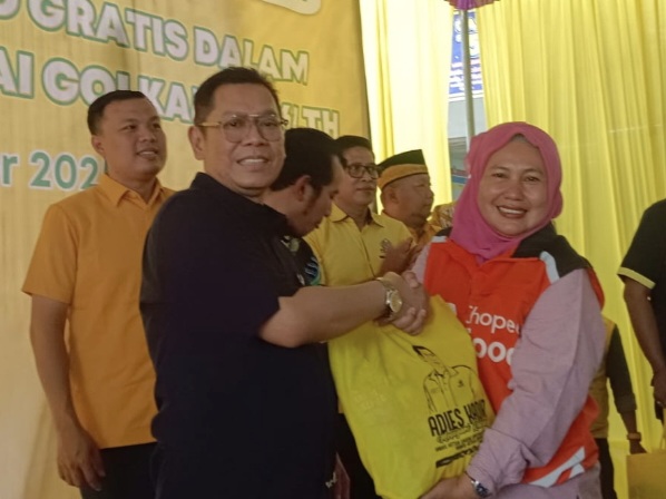 Wakil Ketua Umum DPP Partai Golkar, Adies Kadir memberikan bingkisan kepada warga Sidoarjo.