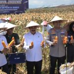 Menteri Imigrasi dan Pemasyarakatan, Agus Andrianto bersama Kapolresta Sidoarjo, Kombespol Christian Tobing menunjukkan hasil panen.