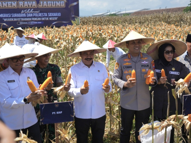 Menteri Imigrasi dan Pemasyarakatan, Agus Andrianto bersama Kapolresta Sidoarjo, Kombespol Christian Tobing menunjukkan hasil panen.