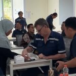 Petugas Imigrasi Blitar yang tergabung dalam Operasi Timpora memeriksa dokumen milik warga negara asing di salah satu perusahaan.