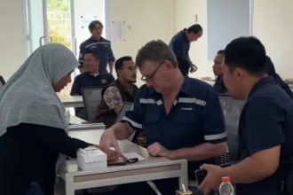 Petugas Imigrasi Blitar yang tergabung dalam Operasi Timpora memeriksa dokumen milik warga negara asing di salah satu perusahaan.