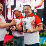 Jaksa Agung ST Burhanuddin menyerahkan piala kepada Bambang Soesatyo (Bamsoet), setelah meraih Juara II Kelas Eksekutif dalam ajang Lomba Menembak Jaksa Agung Cup 2025.