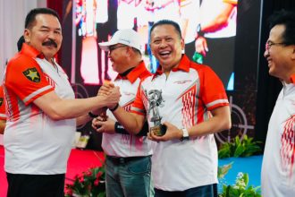 Jaksa Agung ST Burhanuddin menyerahkan piala kepada Bambang Soesatyo (Bamsoet), setelah meraih Juara II Kelas Eksekutif dalam ajang Lomba Menembak Jaksa Agung Cup 2025.