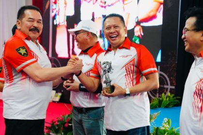 Jaksa Agung ST Burhanuddin menyerahkan piala kepada Bambang Soesatyo (Bamsoet), setelah meraih Juara II Kelas Eksekutif dalam ajang Lomba Menembak Jaksa Agung Cup 2025.