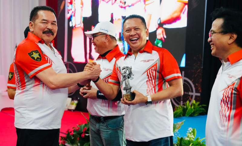 Jaksa Agung ST Burhanuddin menyerahkan piala kepada Bambang Soesatyo (Bamsoet), setelah meraih Juara II Kelas Eksekutif dalam ajang Lomba Menembak Jaksa Agung Cup 2025.