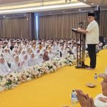 Wakil Ketua DPR RI Adies Kadir menyapa relawan dalam acara bersholawat bersama di Gedung Srijaya Building.
