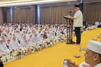 Wakil Ketua DPR RI Adies Kadir menyapa relawan dalam acara bersholawat bersama di Gedung Srijaya Building.