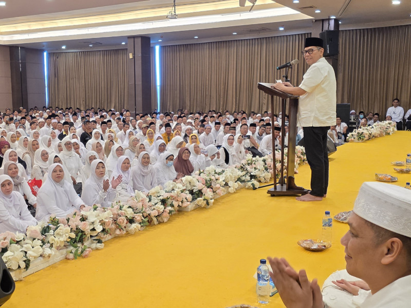 Wakil Ketua DPR RI Adies Kadir menyapa relawan dalam acara bersholawat bersama di Gedung Srijaya Building.