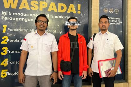 Petugas Imigrasi Kediri mengawal deportasi WN Turki untuk dipulangkan ke negara asal.