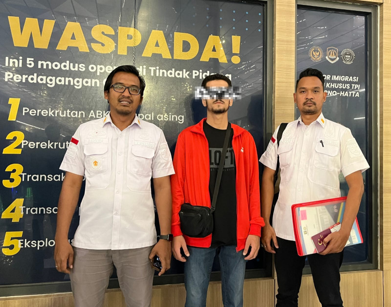 Petugas Imigrasi Kediri mengawal deportasi WN Turki untuk dipulangkan ke negara asal.
