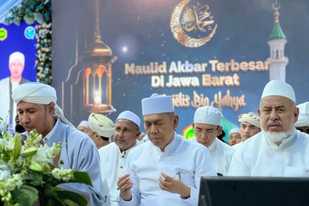 Adies Kadir di antara puluhan ribu jemaah Habib Usman Bin Yahya saat peringatan Maulid Nabi Muhammad SAW di Cisarua, Bogor.