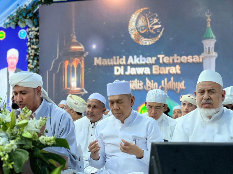 Adies Kadir di antara puluhan ribu jemaah Habib Usman Bin Yahya saat peringatan Maulid Nabi Muhammad SAW di Cisarua, Bogor.