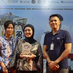 Petugas Imigrasi Semarang menunjukkan penghargaan atas keberhasilan yang diraih.