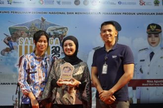 Petugas Imigrasi Semarang menunjukkan penghargaan atas keberhasilan yang diraih.