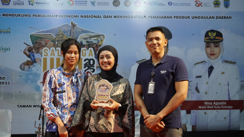 Petugas Imigrasi Semarang menunjukkan penghargaan atas keberhasilan yang diraih.