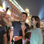 Icha Yang melayani penggemar untuk selfie saat mendapat undangan bernyanyi di Cina.