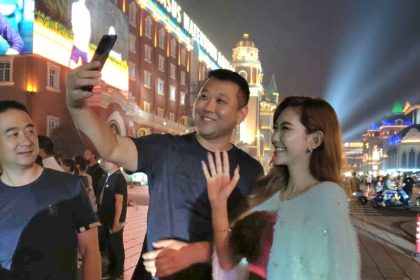 Icha Yang melayani penggemar untuk selfie saat mendapat undangan bernyanyi di Cina.
