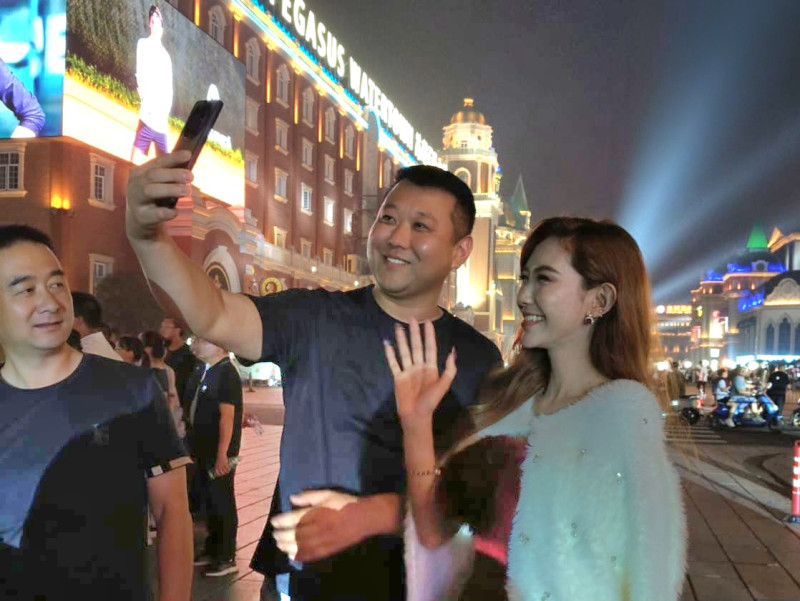 Icha Yang melayani penggemar untuk selfie saat mendapat undangan bernyanyi di Cina.