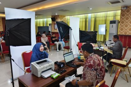 Petugas Imigrasi Semarang melayani pembuatan Eazy Paspport.