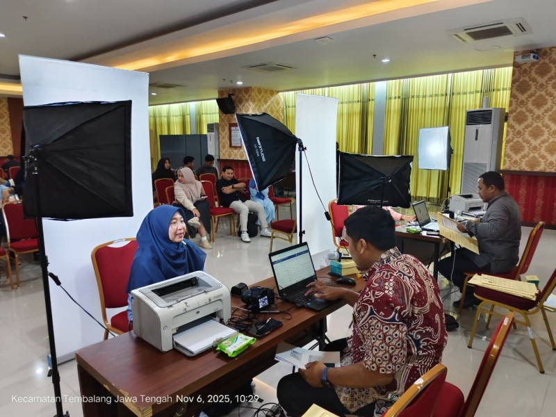 Petugas Imigrasi Semarang melayani pembuatan Eazy Paspport.