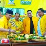 Ketua DPD Golkar Surabaya, Dokter Akmarawita Kadir memotong tumpeng atas ditetapkannya HM Soeharto sebagai Pahlawan Nasional di Kantor DPD Golkar di Jalan Adityawarman, Surabaya.