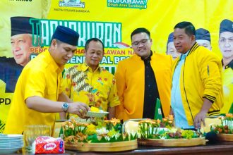 Ketua DPD Golkar Surabaya, Dokter Akmarawita Kadir memotong tumpeng atas ditetapkannya HM Soeharto sebagai Pahlawan Nasional di Kantor DPD Golkar di Jalan Adityawarman, Surabaya.