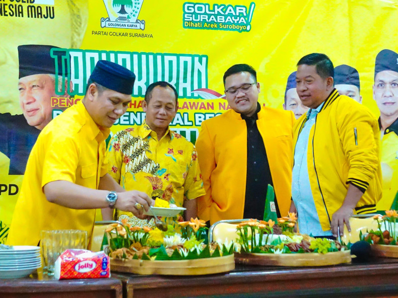Ketua DPD Golkar Surabaya, Dokter Akmarawita Kadir memotong tumpeng atas ditetapkannya HM Soeharto sebagai Pahlawan Nasional di Kantor DPD Golkar di Jalan Adityawarman, Surabaya.