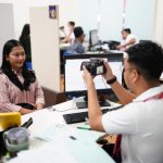 Petugas imigrasi sedang melayani pembuatan paspor.