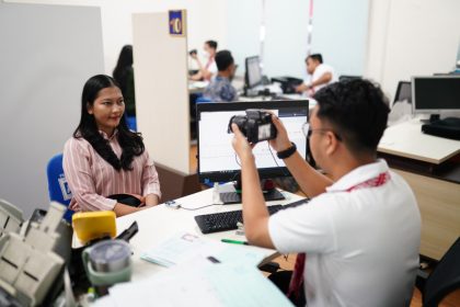 Petugas imigrasi sedang melayani pembuatan paspor.