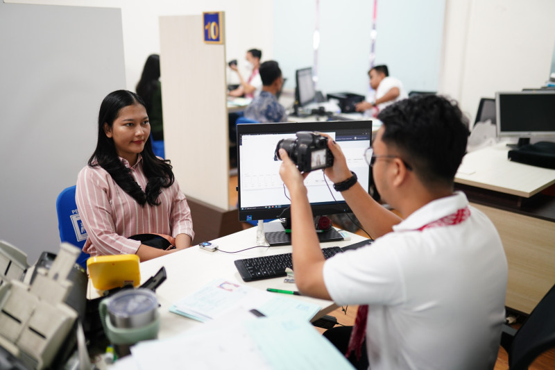 Petugas imigrasi sedang melayani pembuatan paspor.