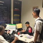 Petugas mempersiapkan dokumen perjalanan WNA Kenya sebelum diterbangkan ke negara asal melalui Bandara Internasional Soekarno-Hatta.