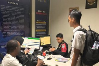 Petugas mempersiapkan dokumen perjalanan WNA Kenya sebelum diterbangkan ke negara asal melalui Bandara Internasional Soekarno-Hatta.