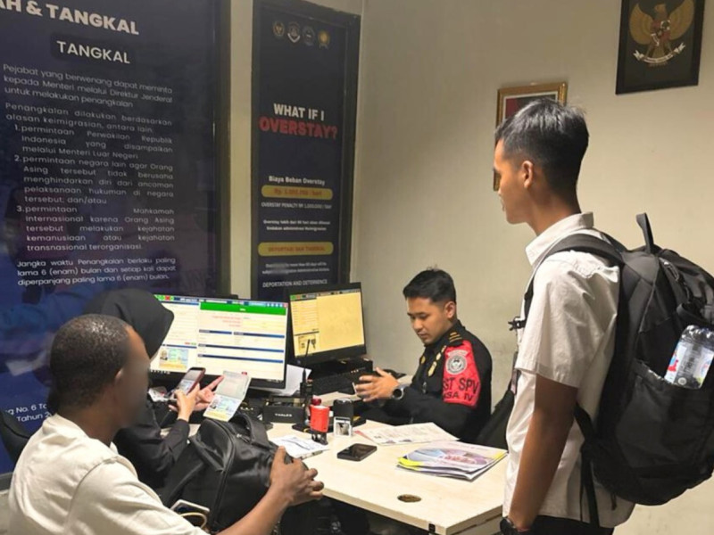 Petugas mempersiapkan dokumen perjalanan WNA Kenya sebelum diterbangkan ke negara asal melalui Bandara Internasional Soekarno-Hatta.