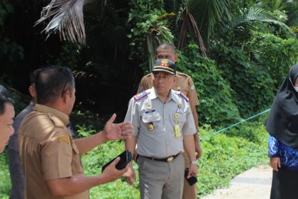 Kepala Kantor Pertanahan Kabupaten Konawe Utara, Agus Rahmanto, S.H., M.H., tutun ke lokasi yang rencananya akan dibangun Kantor Kejaksaan Negeri setempat.