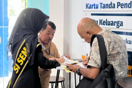 Petugas imigrasi melayani pemohon keimigrasian dengan sepenuh hati.