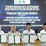 Yetty Krystianti Nurbuati (dua dari kiri) bersama perwakilan Pengadilan Tinggi Agama (PGA) Jatim menunjukkan perjanjian kerjasama melalui MoU.