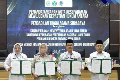 Yetty Krystianti Nurbuati (dua dari kiri) bersama perwakilan Pengadilan Tinggi Agama (PGA) Jatim menunjukkan perjanjian kerjasama melalui MoU.