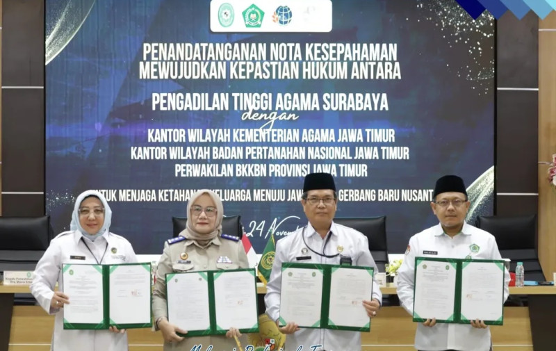 Yetty Krystianti Nurbuati (dua dari kiri) bersama perwakilan Pengadilan Tinggi Agama (PGA) Jatim menunjukkan perjanjian kerjasama melalui MoU.