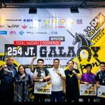 Ketua POBSI Surabaya, Wahjoedi Basuki (kiri) berfoto bersama para pemenang dan pihak sponsor.