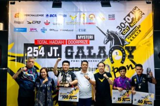 Ketua POBSI Surabaya, Wahjoedi Basuki (kiri) berfoto bersama para pemenang dan pihak sponsor.