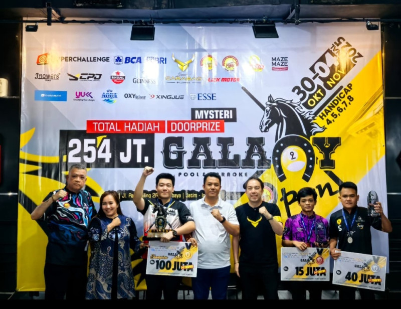 Ketua POBSI Surabaya, Wahjoedi Basuki (kiri) berfoto bersama para pemenang dan pihak sponsor.