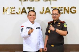 Kakanwil BPN Jateng, Lampri bersama Kepala Kejati Jawa Tengah, Siswanto.