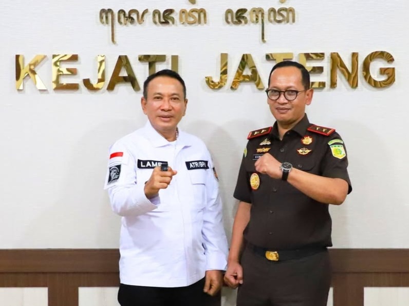 Kakanwil BPN Jateng, Lampri bersama Kepala Kejati Jawa Tengah, Siswanto.