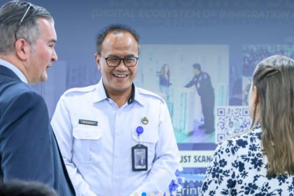 Kakanwil Ditjen Imigrasi Jatim, Novianto Sulastono, berbincang dengan stakeholder yang berkepentingan dengan De Imej.