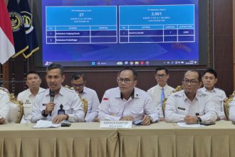 Kepala Kanwil Ditjen Imigrasi Jawa Timur, Novianto Sulastono, bersama kepala UPT Imigrasi se-Jatim menggelar jumpa pers.